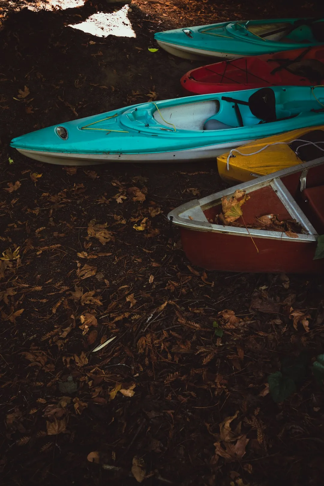 Paddler applying sunscreen before launch
