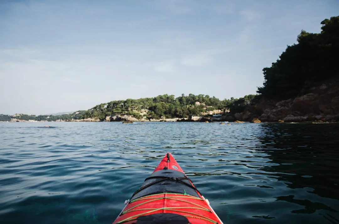 Kayaker executing controlled dock-to-kayak transfer technique
